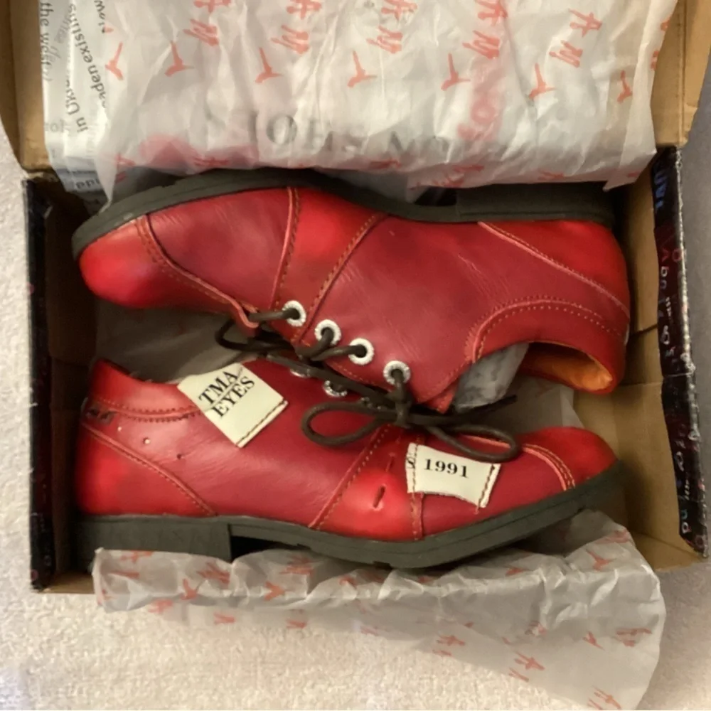 NIB TMA Eyes Womens Lace Up Leather Sneaker Loafer Red size 7.5